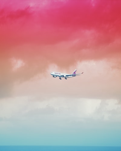 卡塔尔航空公司的飞机在红云编队下飞行